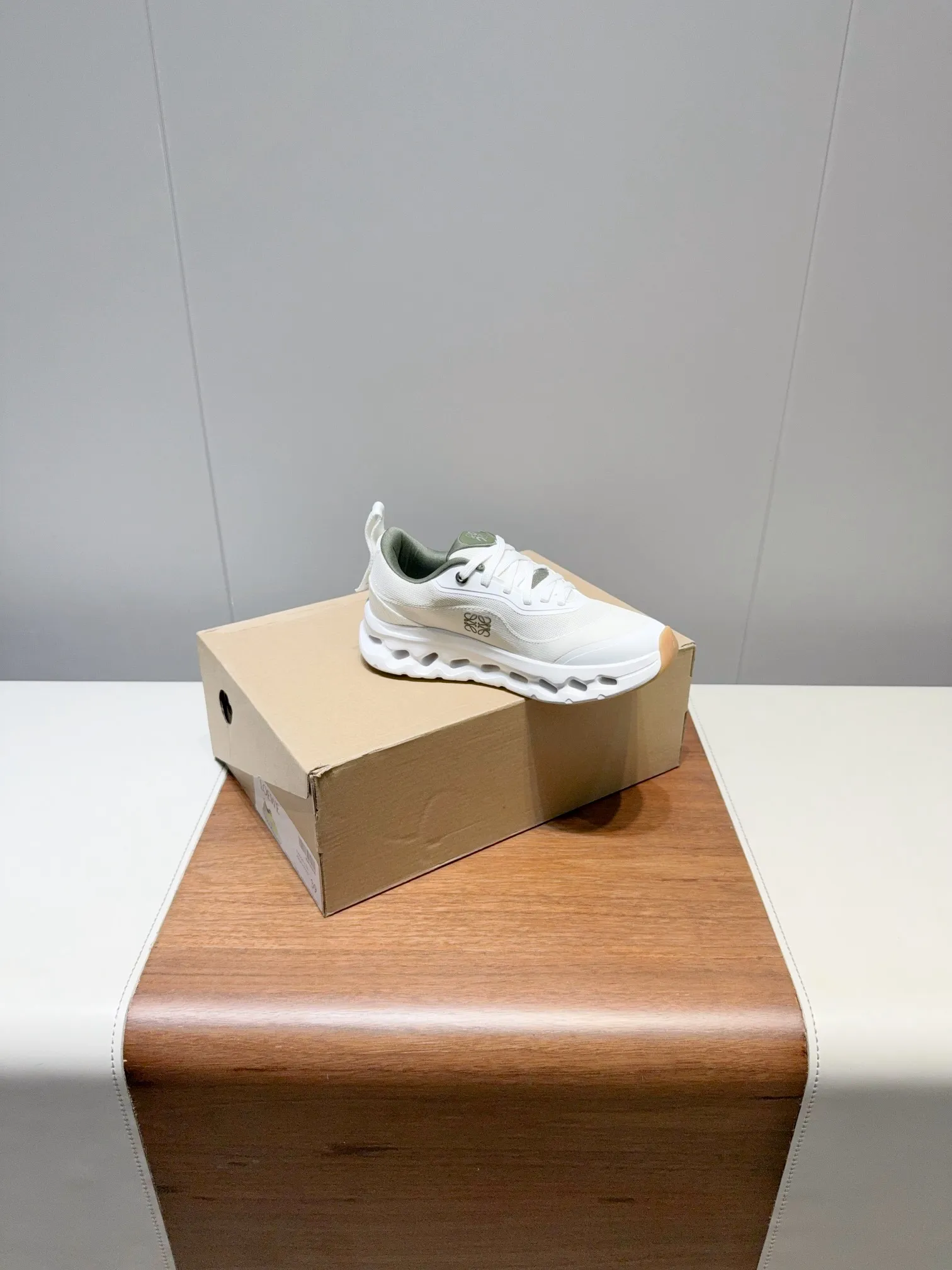 👟👟Ex-factory price 640👟👟 Lowe✅Loewe x on cioudtilt2.0 running shoes for couples Lowewe x on New cooperation series of running shoes The brand and the Swiss high-performance sports brand on jointly create this series of works specially designed for urban and outdoor life, fully demonstrating the technological quality of sustainable concepts. This cooperation combines ON's professional technology with Loewe's exquisite craftsmanship, and uses it in the production and design, specially designed for urban life and outdoor sports. Every color is awesome and super comfortable on the feet. ✔The upper is made of recycled polyester fiber and mesh fabric. ✔Using an exclusive rubber sole, the classic Loewe logo is printed on the side of the shoe and decorated with full-coverage seam details. Size: Women's 35-45 (40 women's 45 men's custom-made, non-refundable)